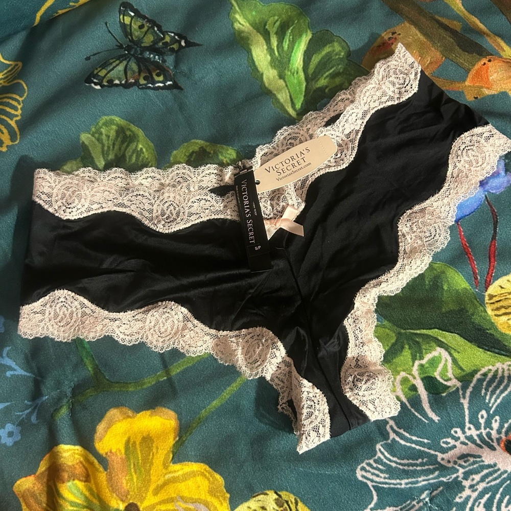 NWT Victoria's Secret RETIRED 2013 Very Sexy Black Panty w/ Cream Lace Size S